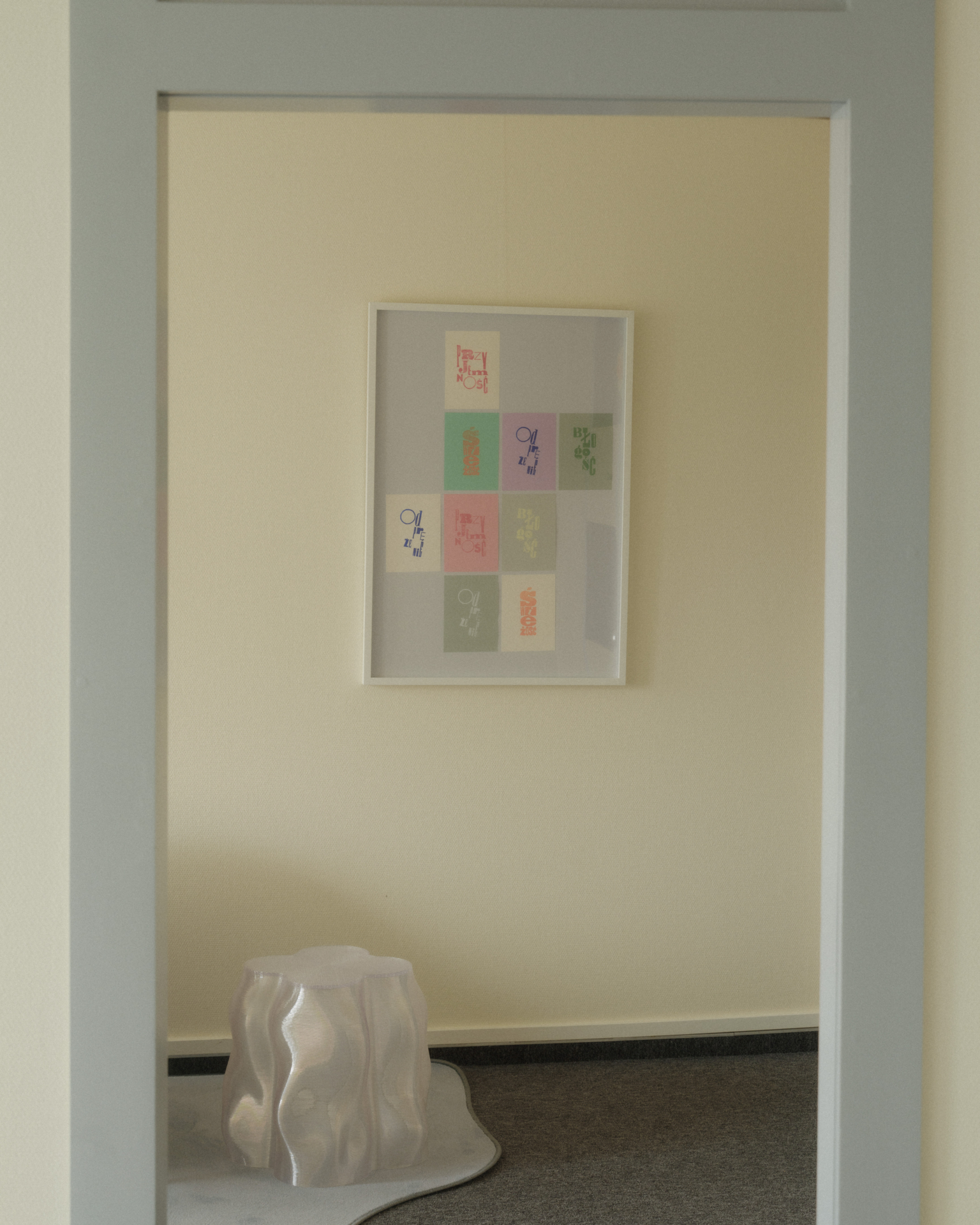 furniture, tapestries and ornaments arranginc cosy office rlaxation space