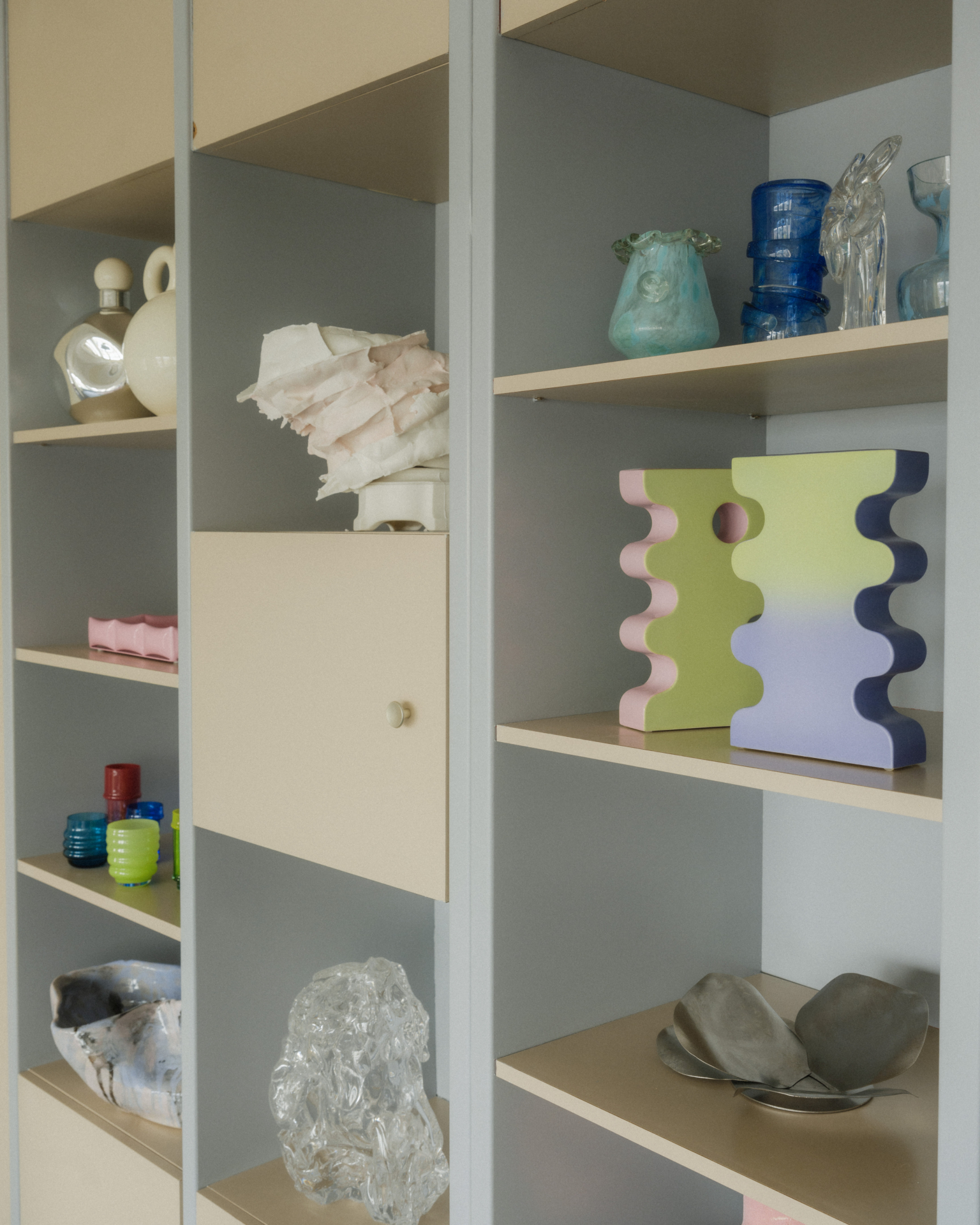 furniture, tapestries and ornaments arranginc cosy office rlaxation space